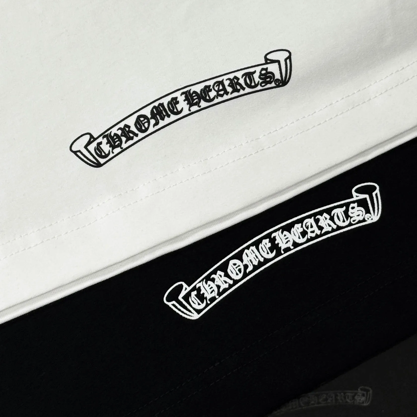 P170 Chrome Hearts Chrome Hearts 25 high-end versions. The fabric is made of 300 grams of high-density pure cotton. It does not deform or shrink. It has three labels. It is the same style for men and women. Technology: Digital printing. Color: White. Black. SIZE: S-XL.